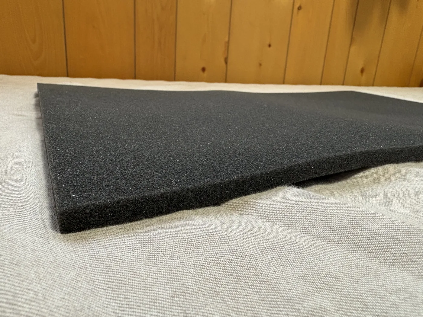 枕と一緒に受け取った黒い高さ調整用ウレタンシート